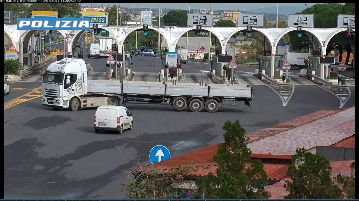 Inverte il senso di marcia in autostrada per fuggire, le immagini Inverte il senso di marcia in autostrada per fuggire, le immagini