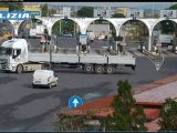 Inverte il senso di marcia in autostrada per fuggire, le immagini