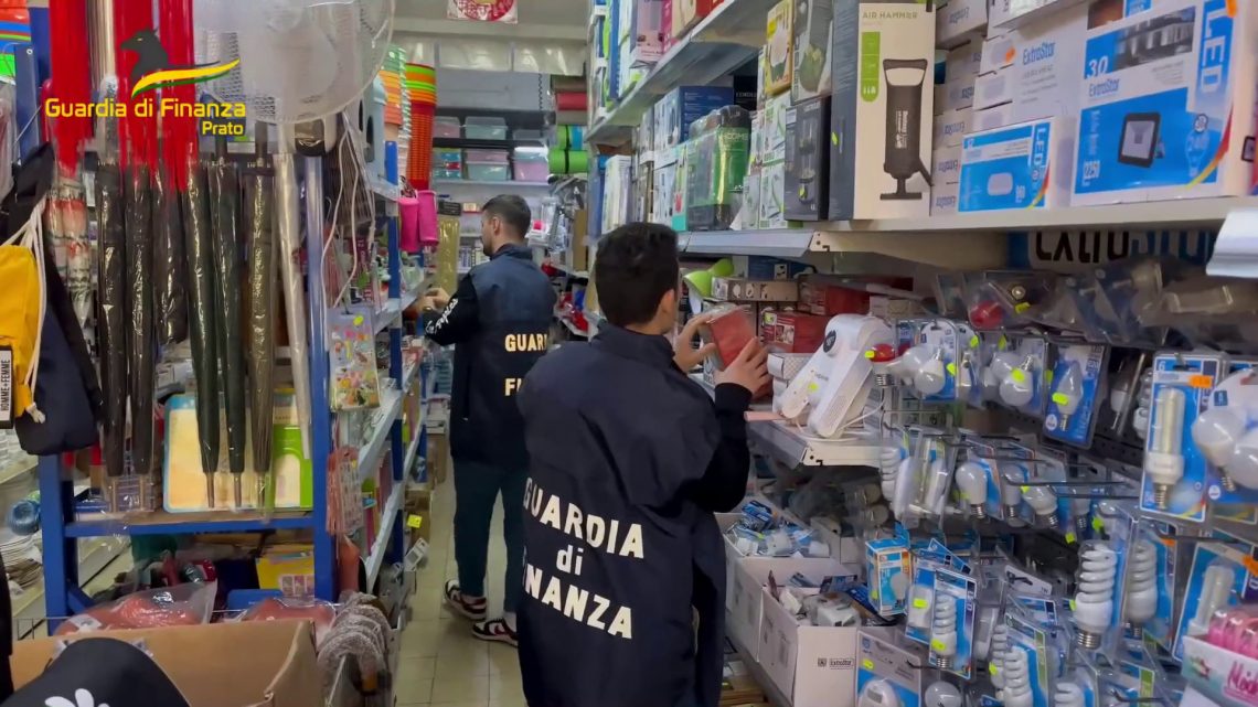 Prato, sequestrati 2 milioni di articoli non in regola Prato, sequestrati 2 milioni di articoli non in regola