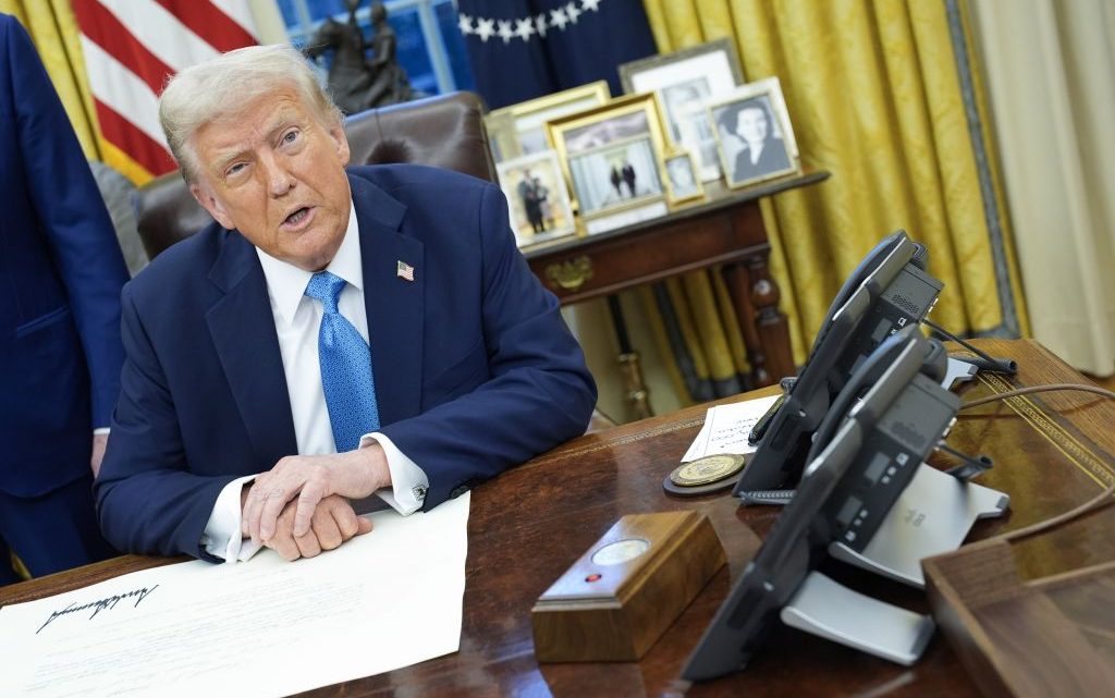 Usa, Trump firma l’ordine esecutivo per dazi a Cina, Canada e Messico Usa, Trump firma l’ordine esecutivo per dazi a Cina, Canada e Messico