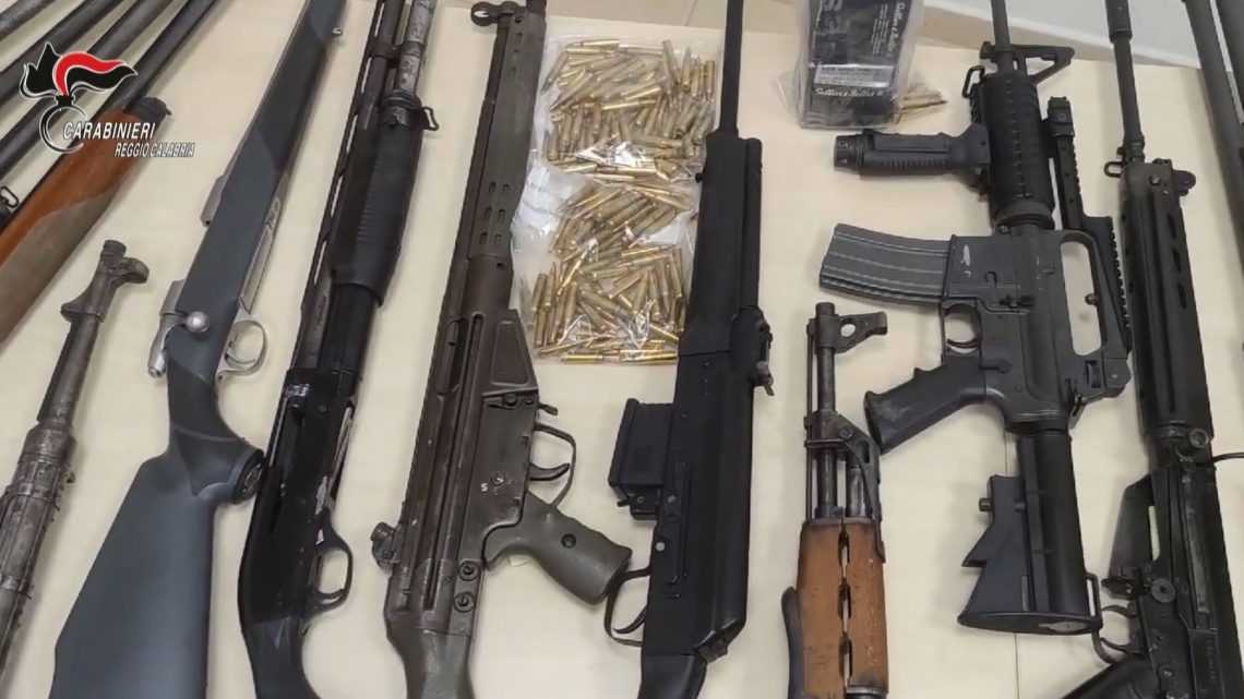 Armi da guerra e cocaina nascoste sottoterra a Gioia Tauro Armi da guerra e cocaina nascoste sottoterra a Gioia Tauro