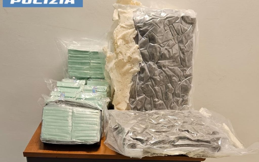 Pusher trovato con 11 Kg di droga in auto diretto a Pomezia, arrestato Pusher trovato con 11 Kg di droga in auto diretto a Pomezia, arrestato