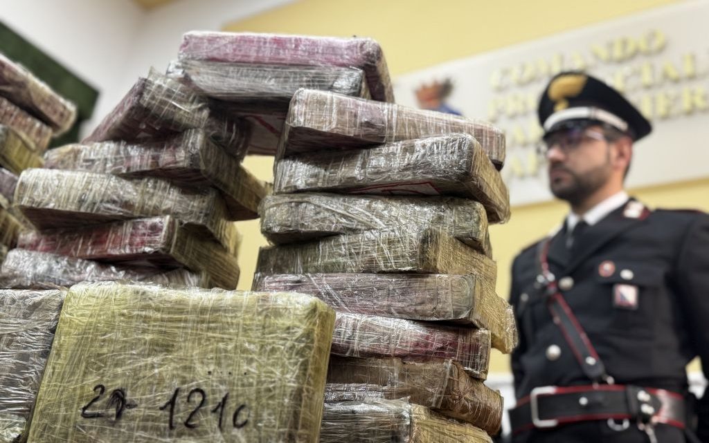 Napoli, sequestro record di oltre 80 kg di cocaina. Due in manette Napoli, sequestro record di oltre 80 kg di cocaina. Due in manette