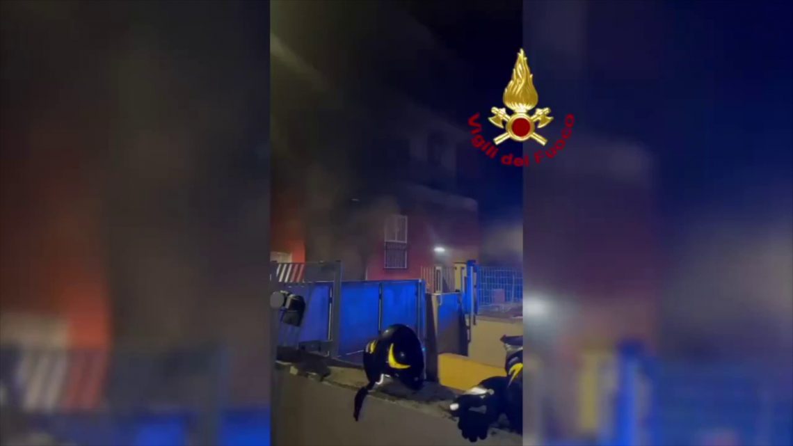 Incendio in autorimessa a Bari, diciotto famiglie evacuate Incendio in autorimessa a Bari, diciotto famiglie evacuate