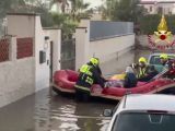 Maltempo nel messinese, i soccorsi in gommone dei Vigili del Fuoco