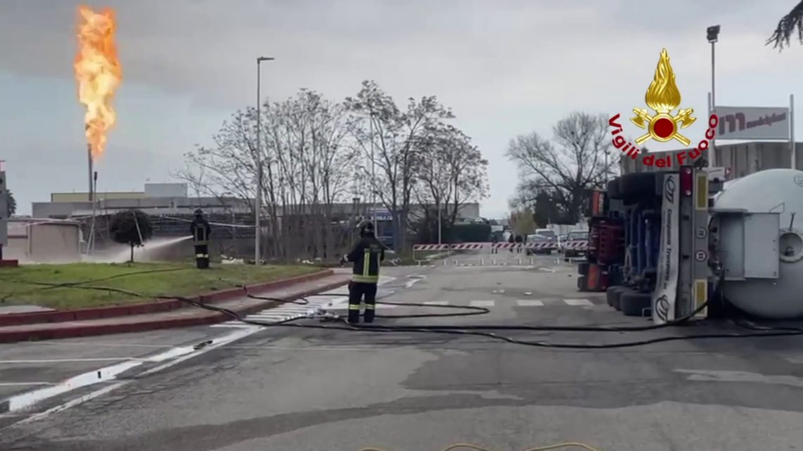 Si ribalta autocisterna carica di gpl, case evacuate nel Cosentino Si ribalta autocisterna carica di gpl, case evacuate nel Cosentino