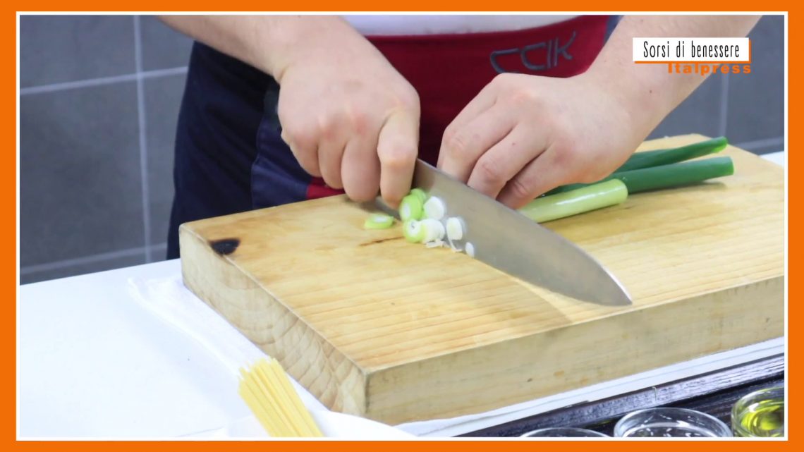 Sorsi di benessere – Crema leggera di zucchine, cipollotto e mandorle Sorsi di benessere – Crema leggera di zucchine, cipollotto e mandorle