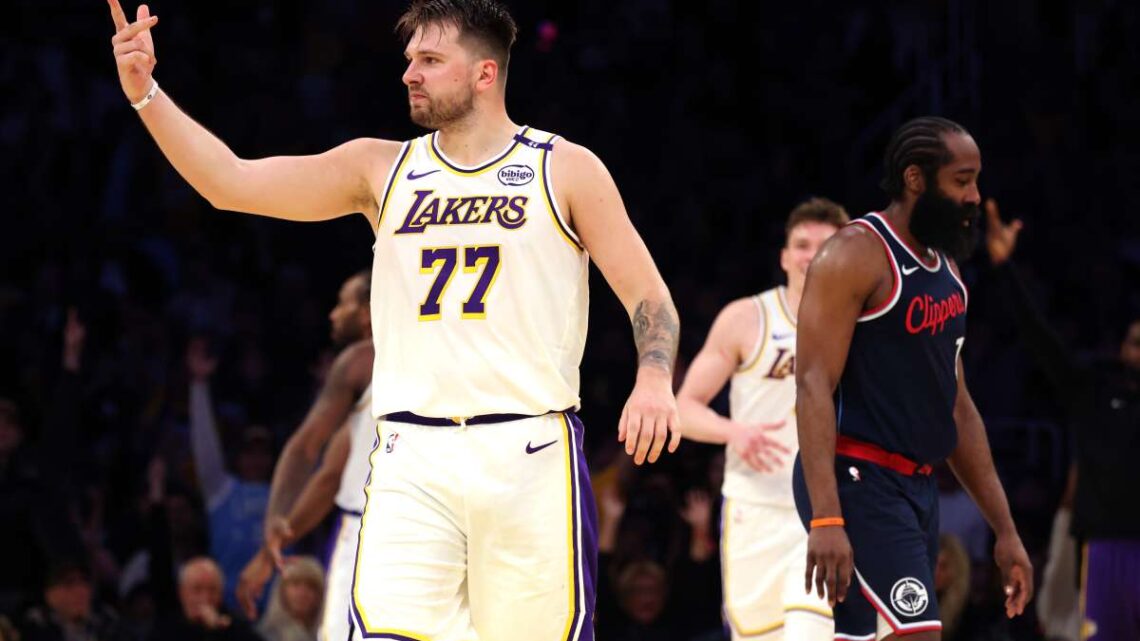 Lakers vincono derby coi Clippers, Boston torna a sorridere Lakers vincono derby coi Clippers, Boston torna a sorridere