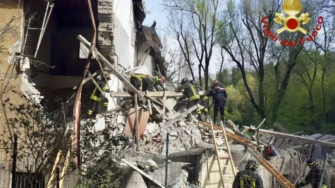 Crolla una palazzina a Monteverde a Roma, tratto in salvo un uomo Crolla una palazzina a Monteverde a Roma, tratto in salvo un uomo