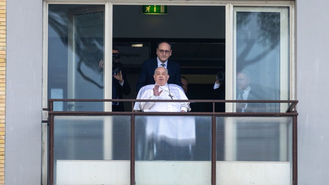 Papa Francesco “Grazie per vostre preghiere, ditele anche per la pace” Papa Francesco “Grazie per vostre preghiere, ditele anche per la pace”