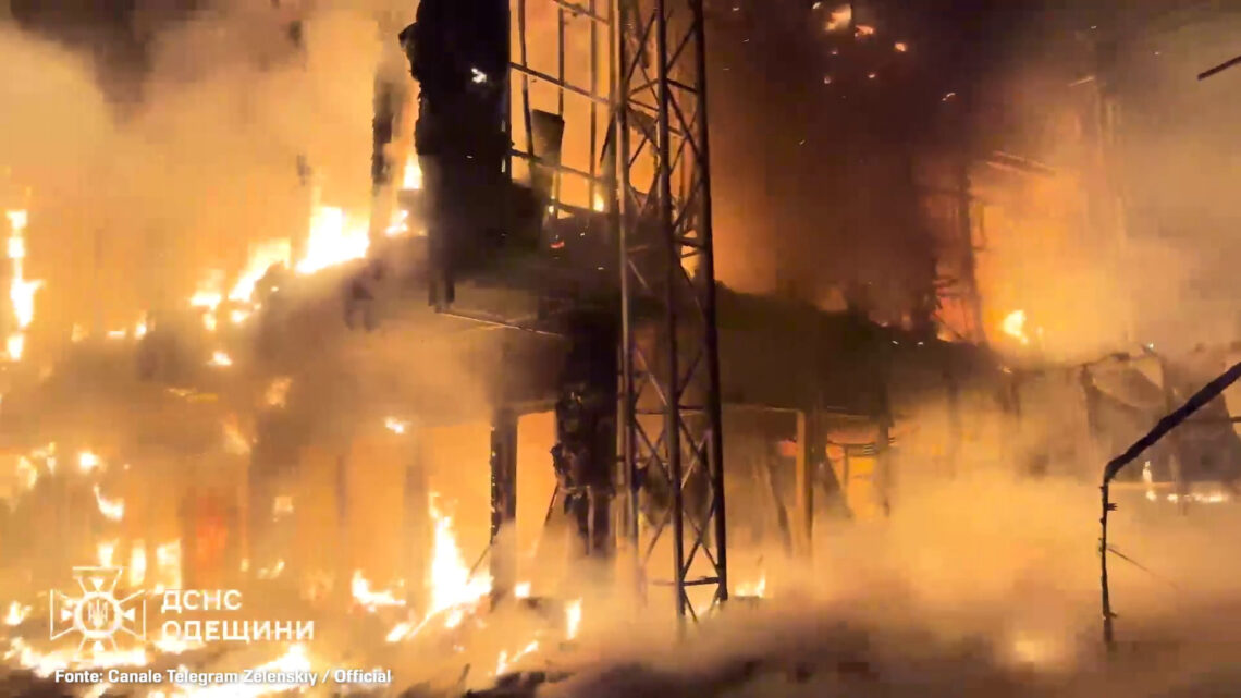 Ucraina, Odessa in fiamme per i bombardamenti russi Ucraina, Odessa in fiamme per i bombardamenti russi