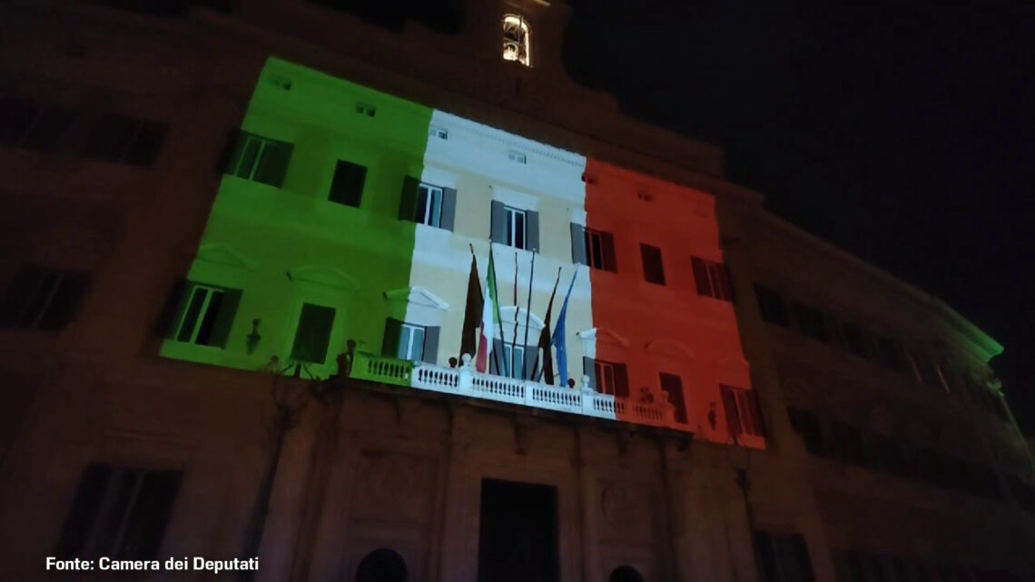 Montecitorio illuminato per la giornata dell’Unità Nazionale Montecitorio illuminato per la giornata dell’Unità Nazionale