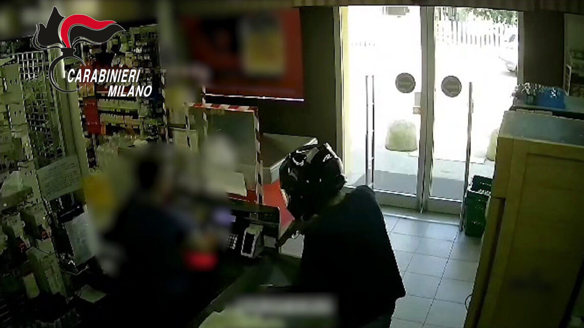 Con una pistola in pugno assalta un supermercato, le immagini Con una pistola in pugno assalta un supermercato, le immagini