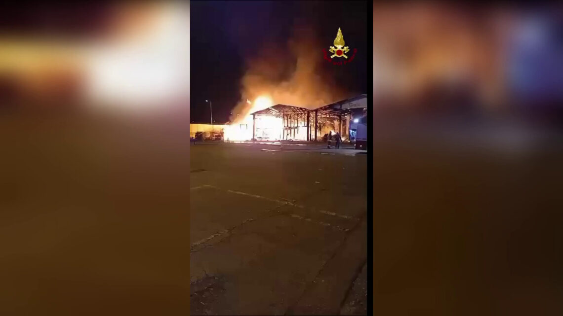 Milano, incendio al mercato ortofrutticolo. Nessuna persona coinvolta Milano, incendio al mercato ortofrutticolo. Nessuna persona coinvolta