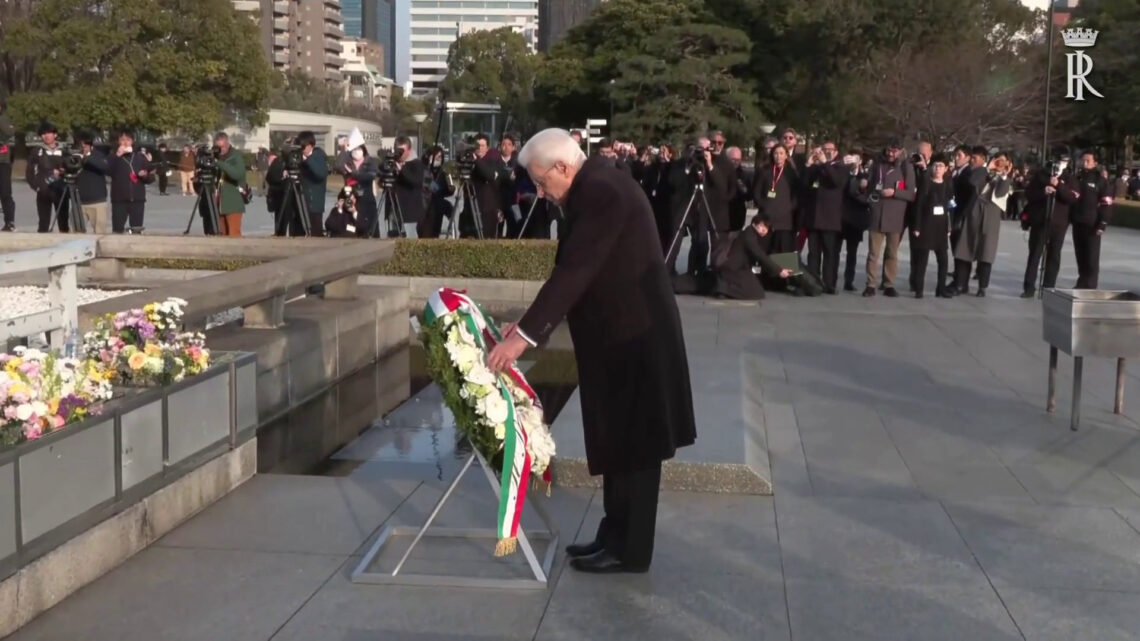 Mattarella depone corona al memoriale della pace di Hiroshima Mattarella depone corona al memoriale della pace di Hiroshima
