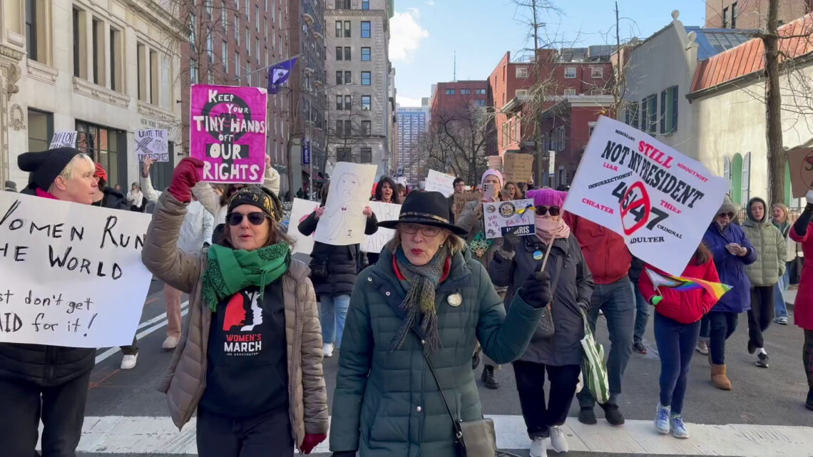 A New York le donne sfilano per protesta contro Trump e Musk A New York le donne sfilano per protesta contro Trump e Musk