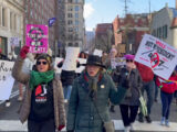 A New York le donne sfilano per protesta contro Trump e Musk