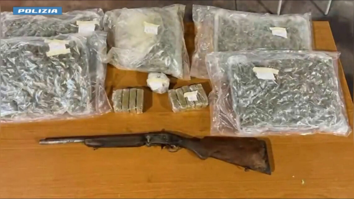 In una grotta di Catania trovati 6 chili di droga ed un fucile In una grotta di Catania trovati 6 chili di droga ed un fucile
