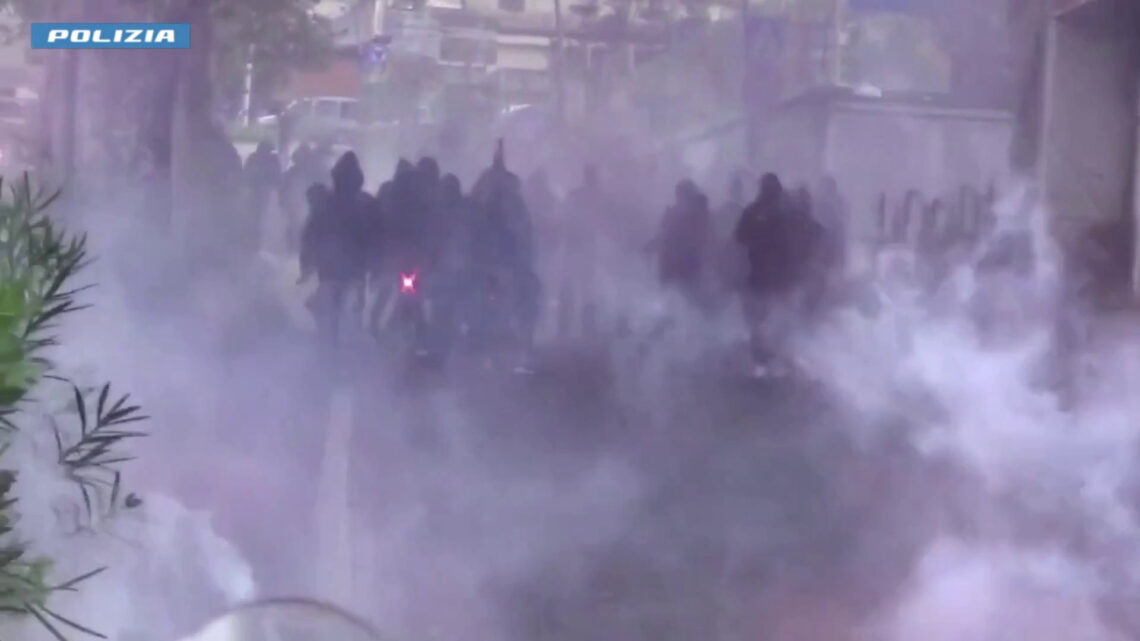 Ordigno contro poliziotti, obbligo di dimora per 9 ultras della Cavese Ordigno contro poliziotti, obbligo di dimora per 9 ultras della Cavese