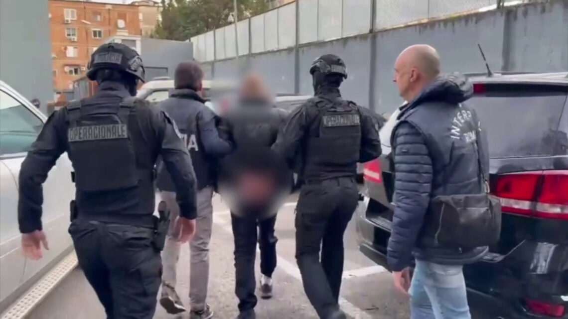 La Polizia arresta due albanesi latitanti da 26 anni La Polizia arresta due albanesi latitanti da 26 anni