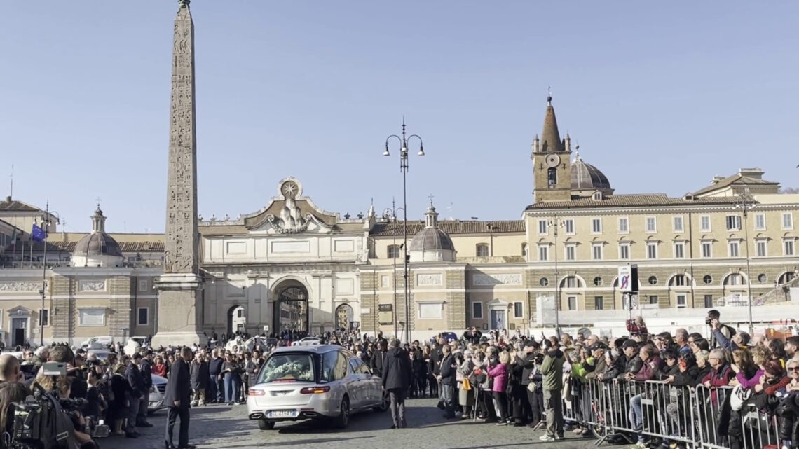 Funerali Giorgi, il feretro arriva in chiesa sulle note dei Pink Floyd Funerali Giorgi, il feretro arriva in chiesa sulle note dei Pink Floyd