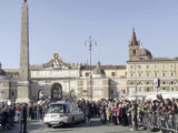 Funerali Giorgi, il feretro arriva in chiesa sulle note dei Pink Floyd