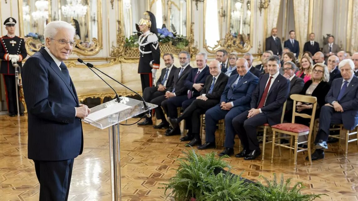 Mattarella “Di fronte a pericoli nuovi polizia dà sicurezza e speranza” Mattarella “Di fronte a pericoli nuovi polizia dà sicurezza e speranza”