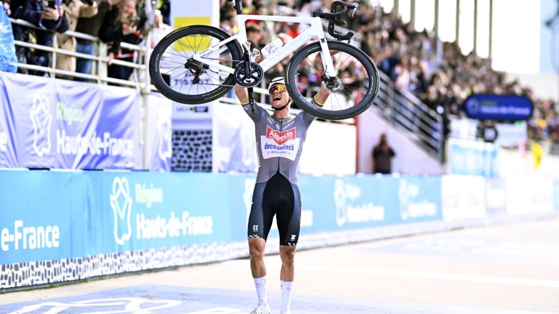 Alla Parigi-Roubaix vince ancora Van der Poel, 2° Pogacar Alla Parigi-Roubaix vince ancora Van der Poel, 2° Pogacar