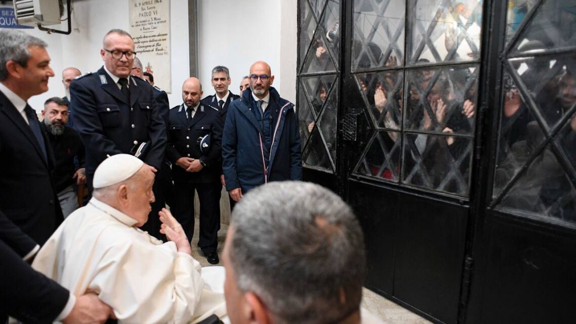 Il Papa ai detenuti “Non posso fare lavanda dei piedi ma vi sono vicino” Il Papa ai detenuti “Non posso fare lavanda dei piedi ma vi sono vicino”