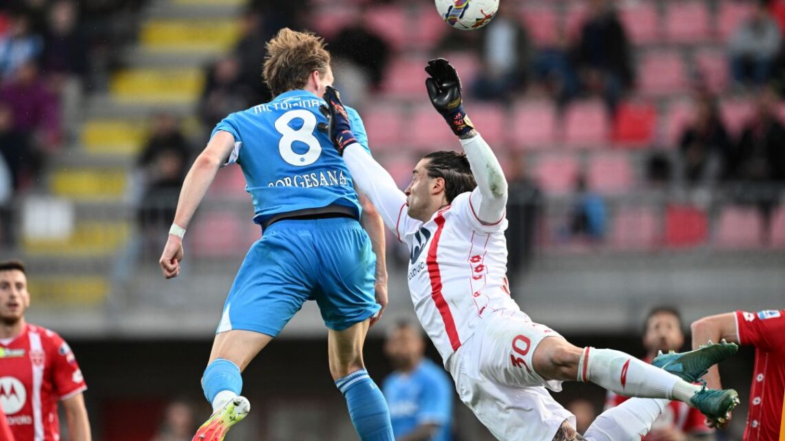 Il Napoli fatica ma batte il Monza, agganciata l’Inter Il Napoli fatica ma batte il Monza, agganciata l’Inter