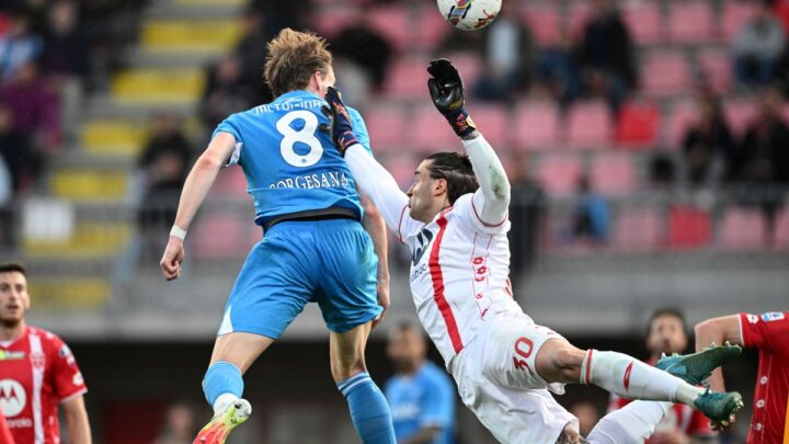 Il Napoli fatica ma batte il Monza, agganciata l’Inter