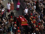 Papa, il feretro nella Basilica di San Pietro