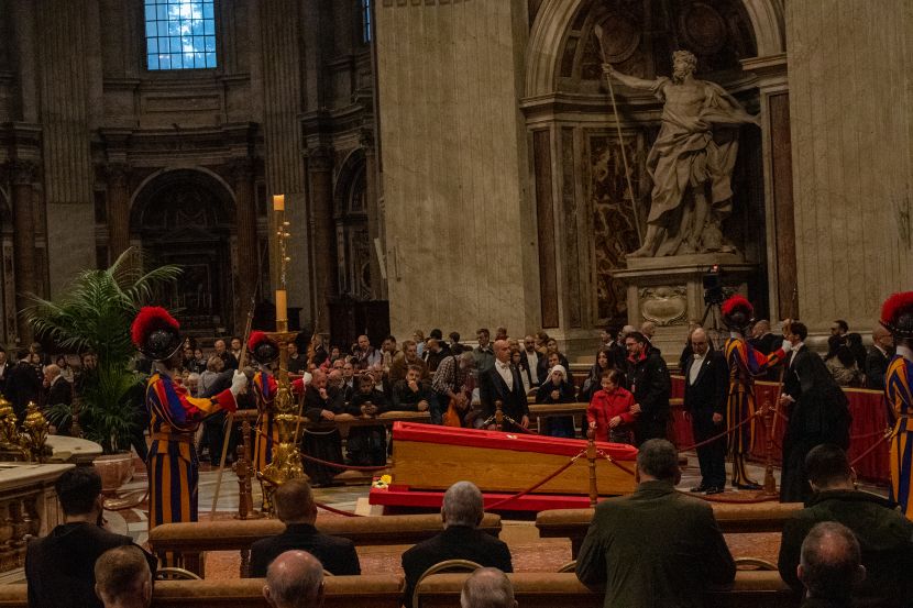 Papa Francesco, già oltre 128mila fedeli per l’ultimo saluto Papa Francesco, già oltre 128mila fedeli per l’ultimo saluto