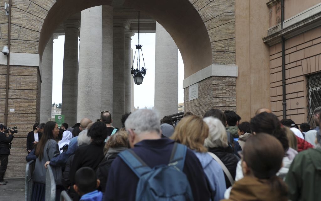 Fila di fedeli per rendere omaggio alla tomba di Papa Francesco
