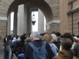 Fila di fedeli per rendere omaggio alla tomba di Papa Francesco