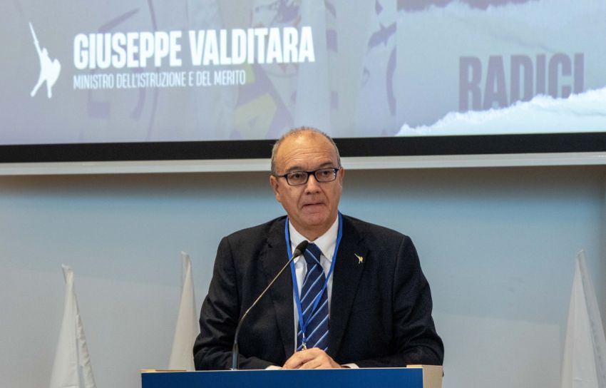 Verifiche e compiti a casa, Valditara interviene con una circolare Verifiche e compiti a casa, Valditara interviene con una circolare