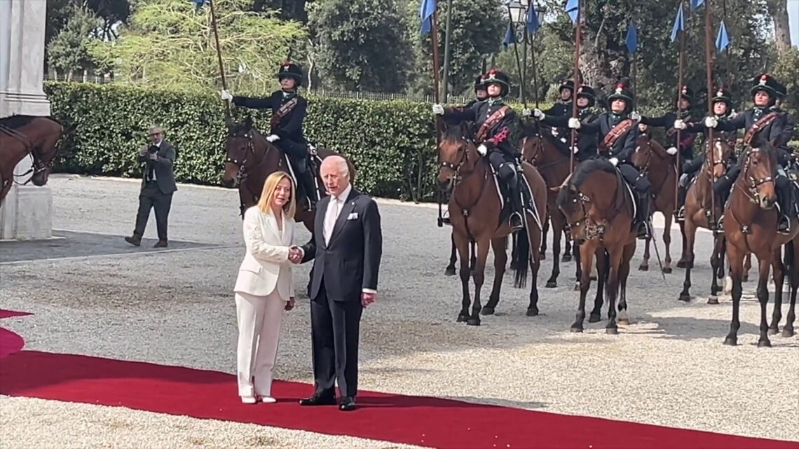 Meloni incontra re Carlo III a Villa Doria Pamphilj Meloni incontra re Carlo III a Villa Doria Pamphilj