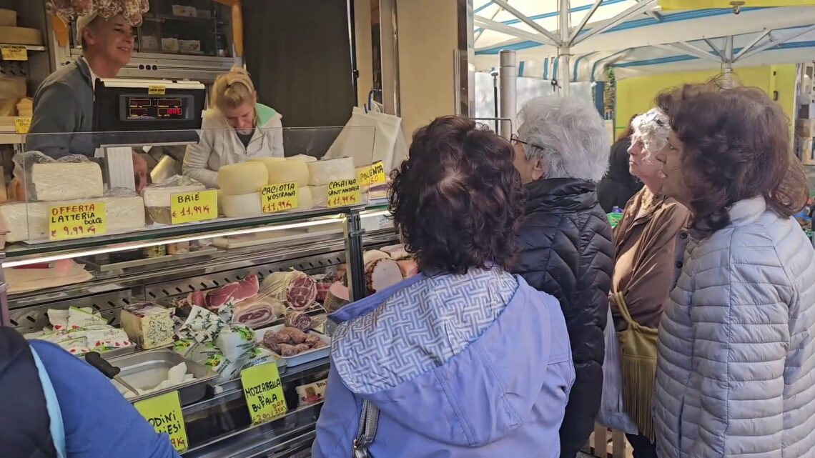 Consumi, mai così in basso da 10 mesi Consumi, mai così in basso da 10 mesi