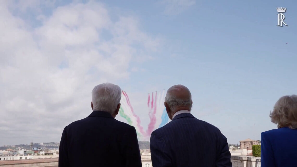 Le Frecce Tricolori e Red Arrows sorvolano il Quirinale Le Frecce Tricolori e Red Arrows sorvolano il Quirinale