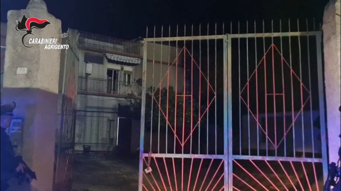 A Favara un uomo si barrica in casa armato, irruzione dei Carabinieri A Favara un uomo si barrica in casa armato, irruzione dei Carabinieri