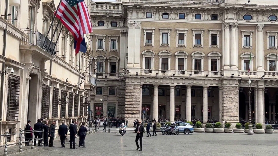 L’arrivo di Vance a Palazzo Chigi, le immagini L’arrivo di Vance a Palazzo Chigi, le immagini