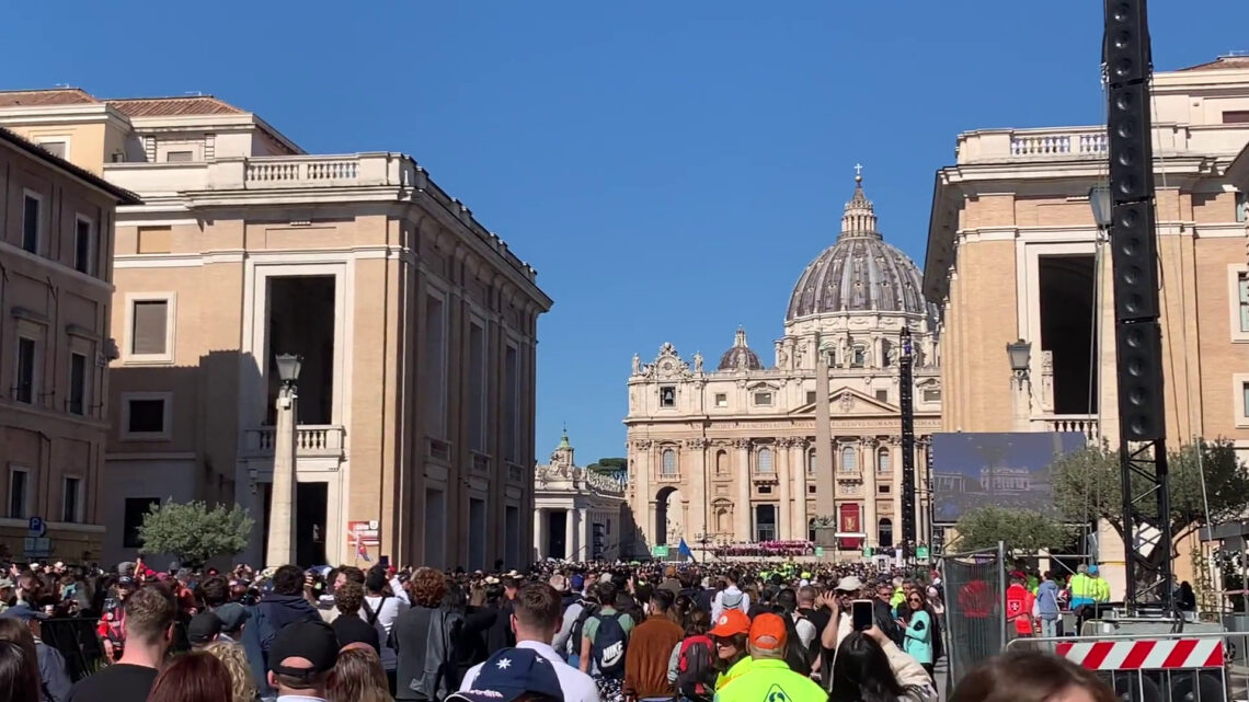 La folla dei fedeli in Piazza San Pietro La folla dei fedeli in Piazza San Pietro