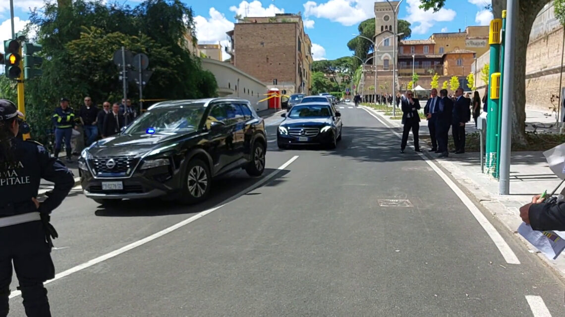Papa Francesco, il lungo corteo delle auto dei capi di Stato Papa Francesco, il lungo corteo delle auto dei capi di Stato