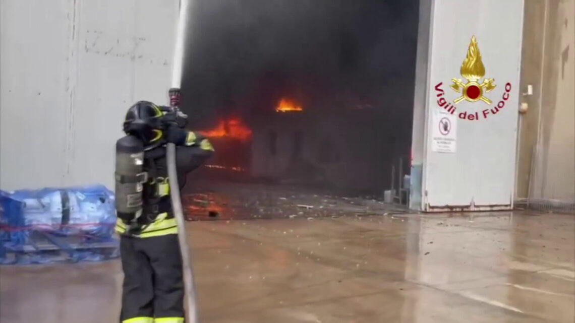 Incendio in un cantiere nautico a Olbia Incendio in un cantiere nautico a Olbia