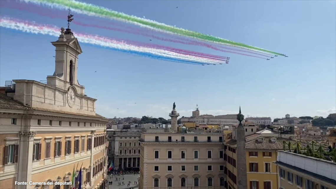 Reali Uk a Roma, Frecce Tricolori e Red Arrows sorvolano la Camera Reali Uk a Roma, Frecce Tricolori e Red Arrows sorvolano la Camera