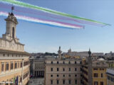 Reali Uk a Roma, Frecce Tricolori e Red Arrows sorvolano la Camera