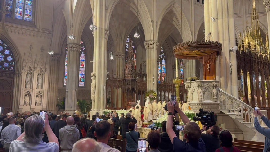 Il cardinale Dolan celebra la messa per Papa Francesco a St.Patrick Il cardinale Dolan celebra la messa per Papa Francesco a St.Patrick