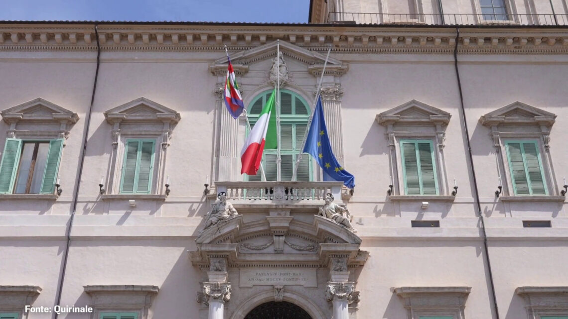 Addio a Papa Francesco, bandiere a mezz’asta al Quirinale Addio a Papa Francesco, bandiere a mezz’asta al Quirinale