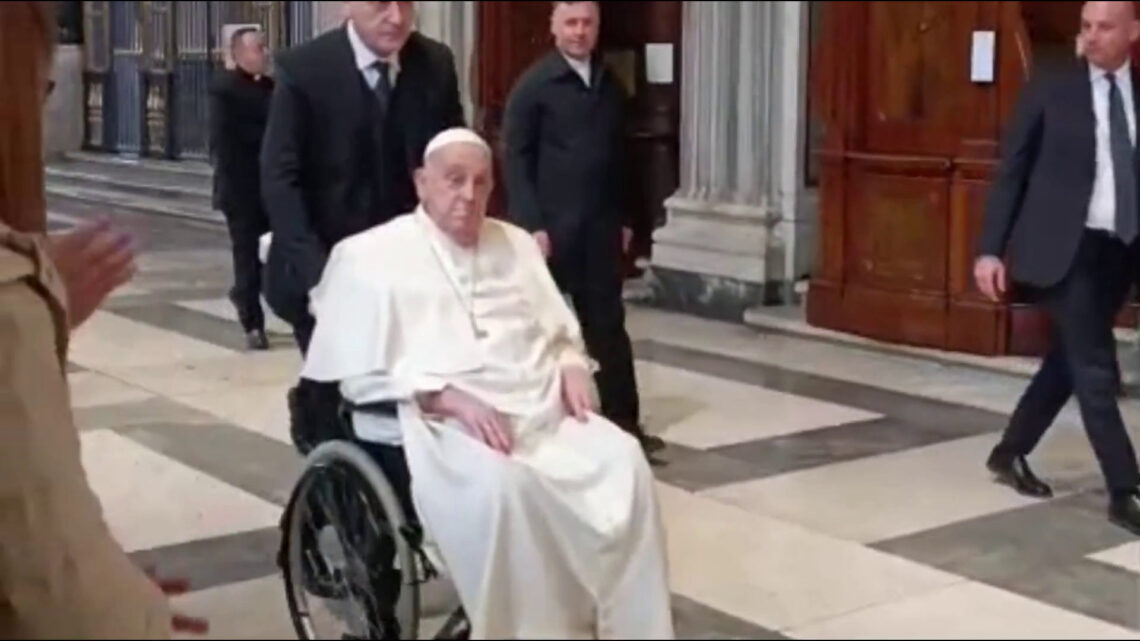 Il Papa a sorpresa in preghiera a Santa Maria Maggiore Il Papa a sorpresa in preghiera a Santa Maria Maggiore