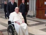 Il Papa a sorpresa in preghiera a Santa Maria Maggiore